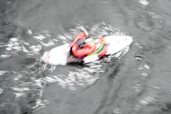 Velocidade do obturador lenta desfocada disparada de um motorista de canoa com espaço de cópia — Fotografia de Stock