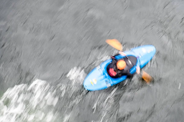 Velocidade do obturador lenta desfocada disparada de um motorista de canoa com espaço de cópia — Fotografia de Stock