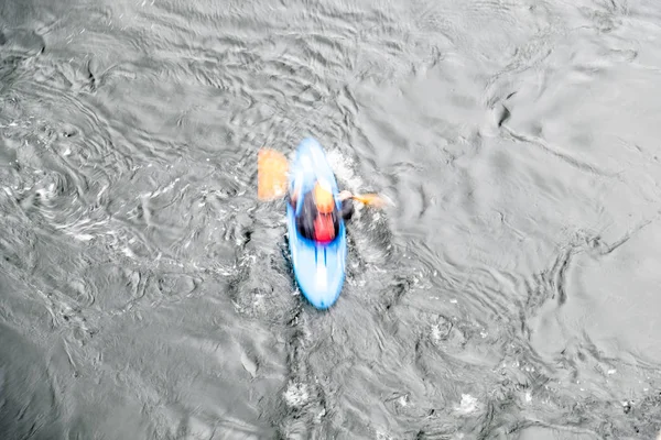 Velocidad de obturación lenta borrosa de un conductor de canoa con espacio de copia — Foto de Stock