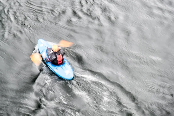 Blurred slow shutter speed shot of a canoe driver with copy space — Stock Photo, Image