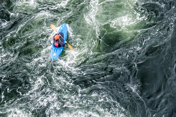 Blurred slow shutter speed shot of a canoe driver with copy space — Stock Photo, Image