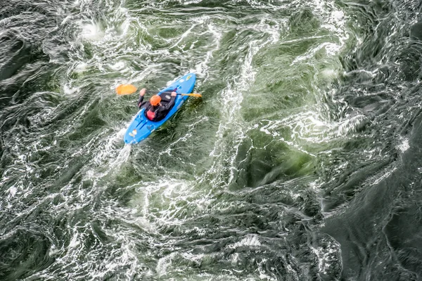 Blurred slow shutter speed shot of a canoe driver with copy space — Stock Photo, Image