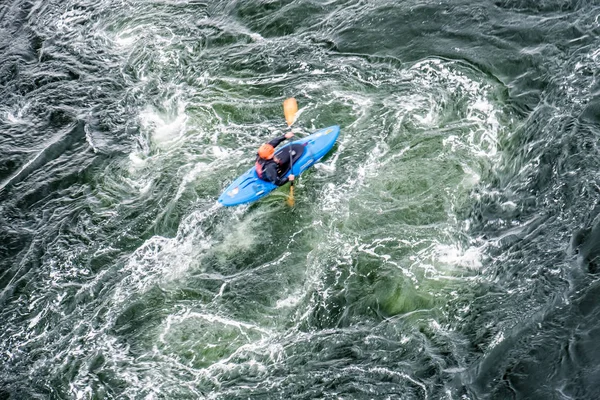 Velocidade do obturador lenta desfocada disparada de um motorista de canoa com espaço de cópia — Fotografia de Stock