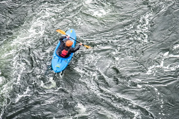Tiro aéreo de um motorista de canoa com espaço de cópia — Fotografia de Stock