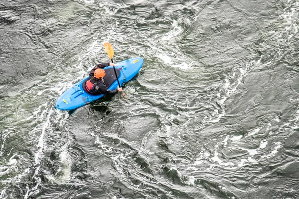 Colpo aereo di un autista di canoa con spazio di copia — Foto Stock