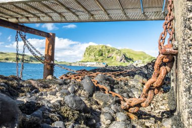 Paslı çelik pınar ve zincirler