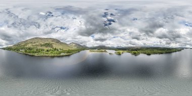 Tarihi Kilchurn Kalesi ve Loch Awe kalıntıları havadan görünümü