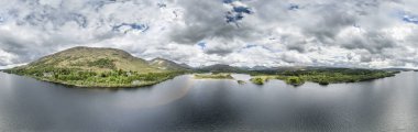 Tarihi Kilchurn Kalesi ve Loch Awe kalıntıları havadan görünümü