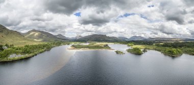 Tarihi Kilchurn Kalesi ve Loch Awe kalıntıları havadan görünümü