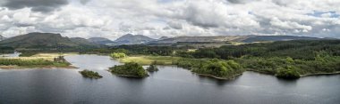 Tarihi Kilchurn Kalesi ve Loch Awe kalıntıları havadan görünümü