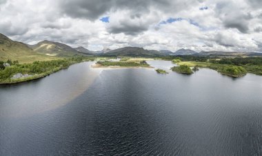 Tarihi Kilchurn Kalesi ve Loch Awe kalıntıları havadan görünümü
