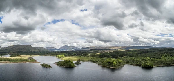 Luchtfoto van de ruïnes van historische Kilchurn Castle en Loch Awe — Stockfoto