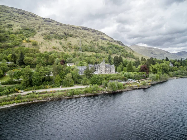 Lochawe, Dalmally Scotland - 17 de maio de 2017: Loch Awe Hotel está localizado perto das margens de Loch Awe — Fotografia de Stock