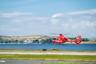 Oban İskoçya - 17 Mayıs 2017: İrlanda için uçmaya başlayan kırmızı hava ambulans