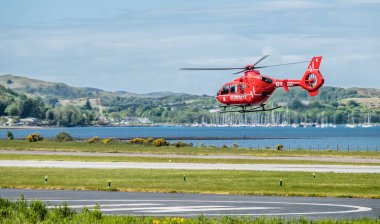 Oban İskoçya - 17 Mayıs 2017: İrlanda için uçmaya başlayan kırmızı hava ambulans