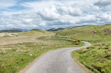 İskoç tek parça yol süpürge üzerinde dağlık bir moor ile