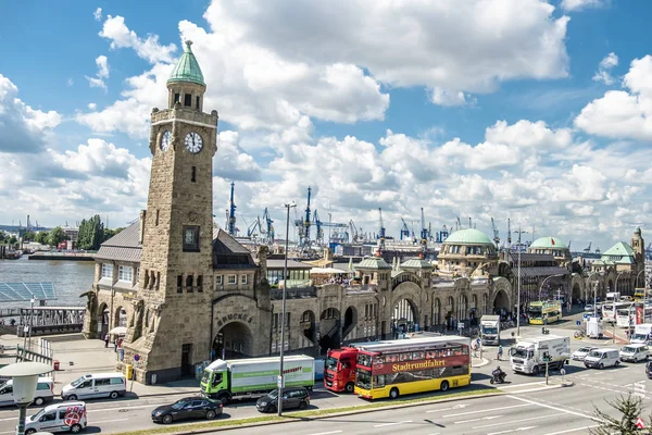 Hamburgo, Alemania - 14 de julio de 2017: Los muelles de St. Pauli, en alemán: St. Pauli Landungsbrucken, son una de las principales atracciones turísticas de Hamburgo — Foto de Stock