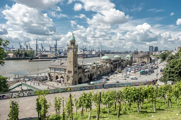 Hambourg, Allemagne - 14 juillet 2017 : Les Piers de Saint-Pauli, en allemand : St. Pauli Landungsbrucken, sont l'une des principales attractions touristiques de Hambourg — Photo