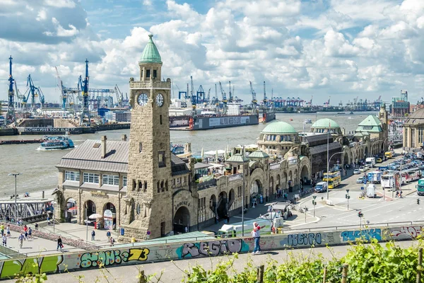 Hamburg, Duitsland - 14 juli 2017: The St. Pauli Piers, Duits: St. Pauli Landungsbrucken, zijn één van de Rijnpromenade grote toeristische attracties — Stockfoto