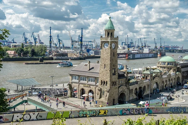 Hambourg, Allemagne - 14 juillet 2017 : Les Piers de Saint-Pauli, en allemand : St. Pauli Landungsbrucken, sont l'une des principales attractions touristiques de Hambourg — Photo