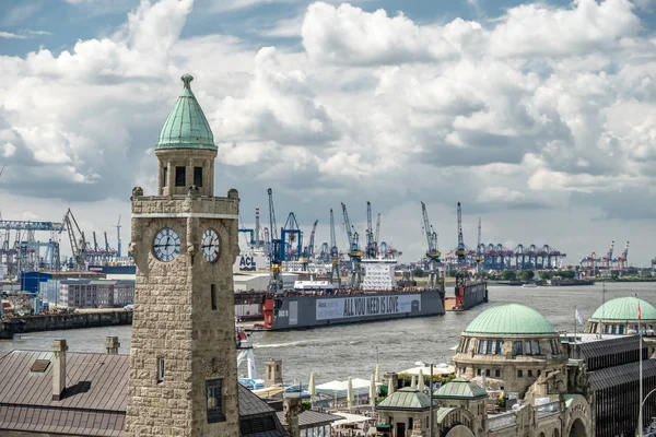 Hamburg, Duitsland - 14 juli 2017: The St. Pauli Piers, Duits: St. Pauli Landungsbrucken, zijn één van de Rijnpromenade grote toeristische attracties — Stockfoto