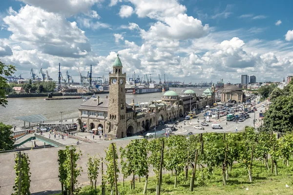 Гамбург, Германия - 14 июля 2017 года: Пирс Святого Павла, на немецком языке: St. Pauli Landungsbrucken, являются одной из главных туристических достопримечательностей Гамбурга — стоковое фото