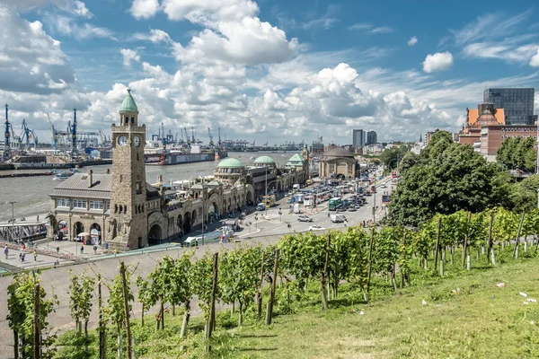 Hamburgo, Alemania - 14 de julio de 2017: Los muelles de St. Pauli, en alemán: St. Pauli Landungsbrucken, son una de las principales atracciones turísticas de Hamburgo — Foto de Stock