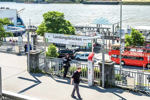 Hamburg, Niemcy - 14 lipca 2017: Pasażerowie podróżujący z St. Pauli Landungsbrucken — Zdjęcie stockowe