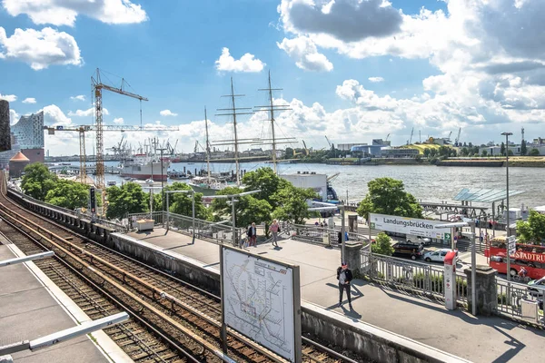 Hamburgo, Alemania - 14 de julio de 2017: Pasajeros que viajan desde St. Pauli Landungsbrucken — Foto de Stock