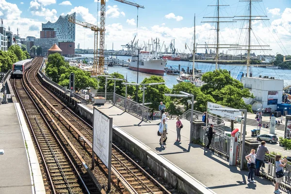 Hamburgo, Alemania - 14 de julio de 2017: Pasajeros que viajan desde St. Pauli Landungsbrucken — Foto de Stock