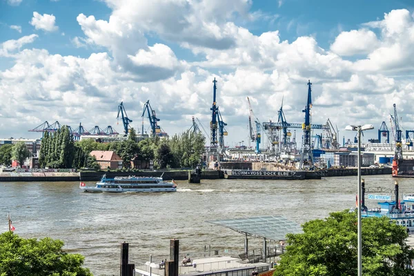 Гамбург, Германия - 14 июля 2017 года: Верфь "Блум и Восс" расположена недалеко от реки Эльба в городе Гамбург — стоковое фото