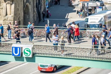 Hamburg, Almanya - 14 Temmuz 2017: St. Pauli piers köprüye, sıkma aşk kilitleri binlerce