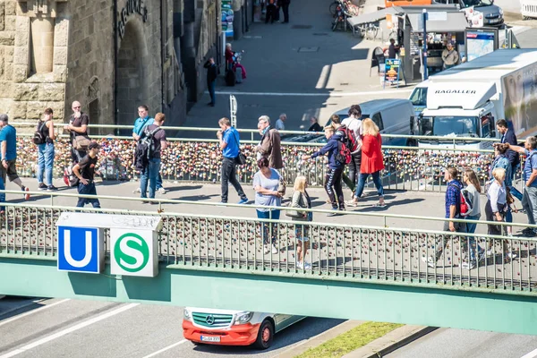 Αμβούργο, Γερμανία - 14 Ιουλίου 2017: Χιλιάδες κλειδαριές αγάπη σύσφιξης στο η γέφυρα με τις προβλήτες Σανκτ Πάουλι — Φωτογραφία Αρχείου