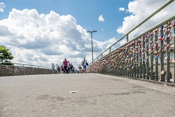 Hamburg, Niemcy - 14 lipca 2017: Tysiące miłość blokad mocowania przy moście do St. Pauli piers — Zdjęcie stockowe