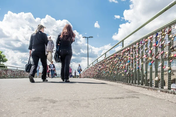 Hamburg, Niemcy - 14 lipca 2017: Tysiące miłość blokad mocowania przy moście do St. Pauli piers — Zdjęcie stockowe