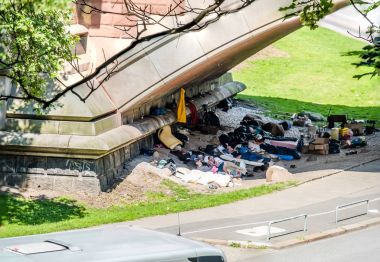 Hamburg, Almanya - 14 Temmuz 2017: St. Pauli Helgolaender sokakta köprü altında konut sürtük