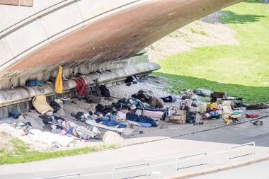 Hamburg, Almanya - 14 Temmuz 2017: St. Pauli Helgolaender sokakta köprü altında konut sürtük