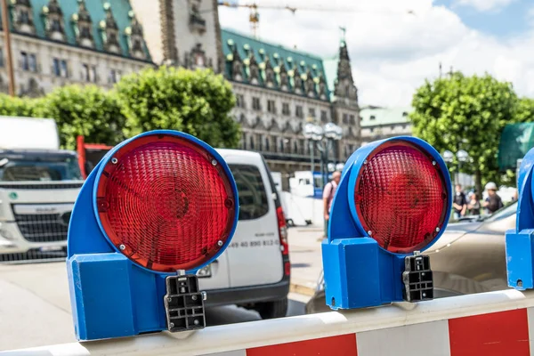 Hamburg, Duitsland - 14 juli 2017: Barricade blokkeert de weg naar het stadhuis — Stockfoto