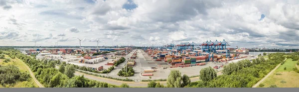 Hamburg, Duitsland - 14 juli 2017: Automatisch systeem voor het vervoer van containers van en naar de schepen — Stockfoto