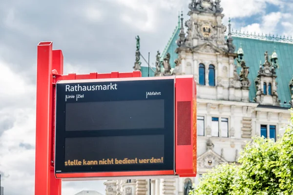 Hambourg, Allemagne - 14 juillet 2017 : Panneau électronique indiquant que l'arrêt de bus Rathausplatz ne peut pas être desservi — Photo