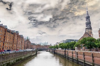 Historic Aziz Katharinen Kilisesi ile Zollkanal Hamburg, Almanya