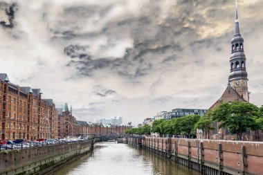 Historic Aziz Katharinen Kilisesi ile Zollkanal Hamburg, Almanya