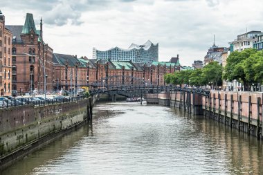 Eski depo bölgesi Elbphilharmonie konser salonunda arka plan ile Hamburg, Almanya Speicherstadt kanalda gümrük