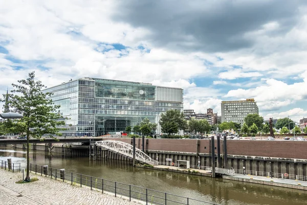 Hamburgo, Alemania - 14 de julio de 2017: Los edificios de la emisora alemana ZDF se encuentran cerca del Speicherstadt en Hamburgo — Foto de Stock