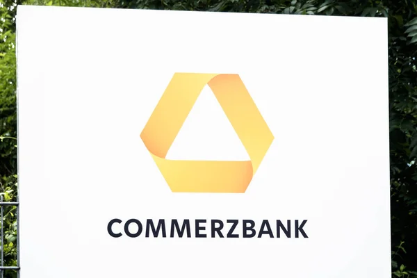 Hamburgo, Alemanha - 13 de julho de 2017: Commerzbank AG é uma empresa global de serviços bancários e financeiros fundada em 1870 com sede em Frankfurt — Fotografia de Stock