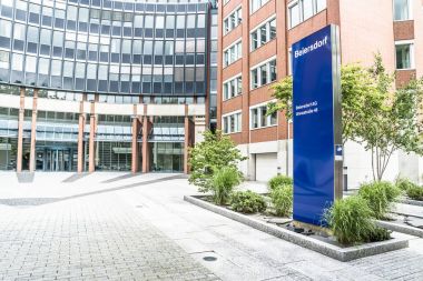 Hamburg, Almanya - 13 Temmuz 2017: BEIERSDORF karargahı kişisel bakım ürünleri üretimi