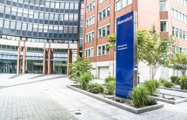 Hamburg, Almanya - 13 Temmuz 2017: BEIERSDORF karargahı kişisel bakım ürünleri üretimi