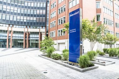 Hamburg, Almanya - 13 Temmuz 2017: BEIERSDORF karargahı kişisel bakım ürünleri üretimi