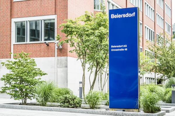 Hamburgo, Alemanha - 13 de julho de 2017: A sede da Beiersdorf é a fabricação de produtos de cuidados pessoais — Fotografia de Stock