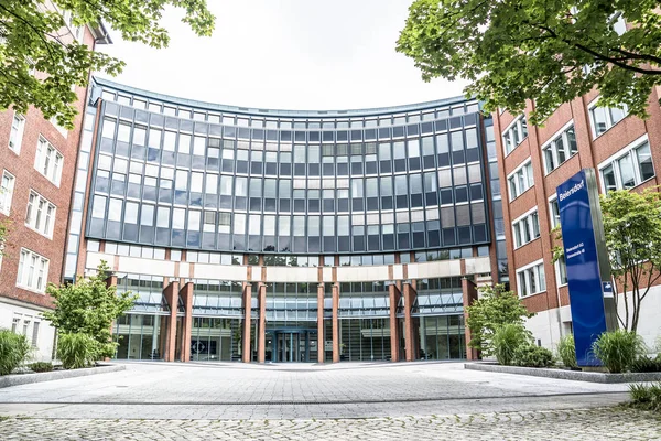 Hamburg, Almanya - 13 Temmuz 2017: BEIERSDORF karargahı kişisel bakım ürünleri üretimi